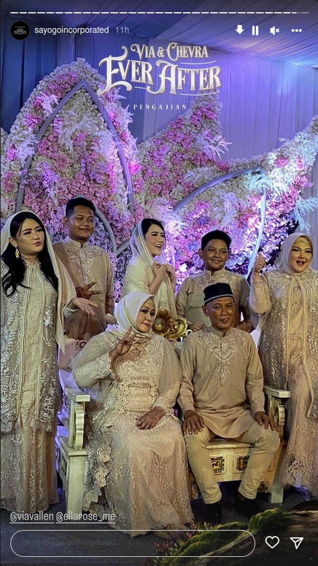 Keluarga Via Vallen saat pengajian kompak mengenakan busana bernuansa krem. Foto: Instagram