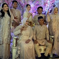 Keluarga Via Vallen saat pengajian kompak mengenakan busana bernuansa krem. Foto: Instagram