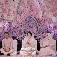 Acara yang disiarkan di stasiun televisi tersebut digelar cukup mewah. Via Vallen disebut mengundang sekitar 150 tamu untuk mendoakan dan menjadi saksi hari bahagianya. Foto: Instagram @malikentertainment