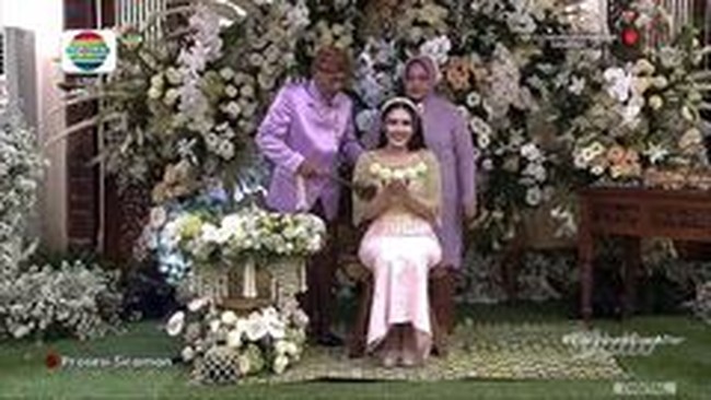 Via Vallen menjalani tradisi siraman yang dilakukan kedua orang tua dan bibinya. Orang tua Via yang berbaju ungu tampak terharu mengantar putri mereka dinikahi pria pilihannya.Foto: Instagram @indosiar