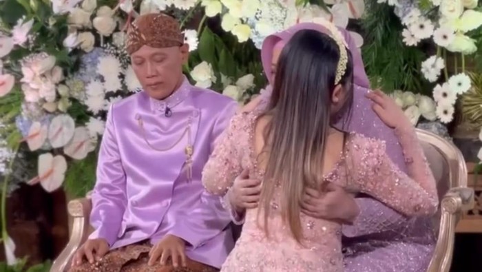 Jumat (15/7/2022), Via Vallen akan menikah dengan Chevra Yolandi. Hari ini, Via menjalani prosesi siraman di Desa Kali Tengah, Kecamatan Tanggulangin, Sidoarjo.