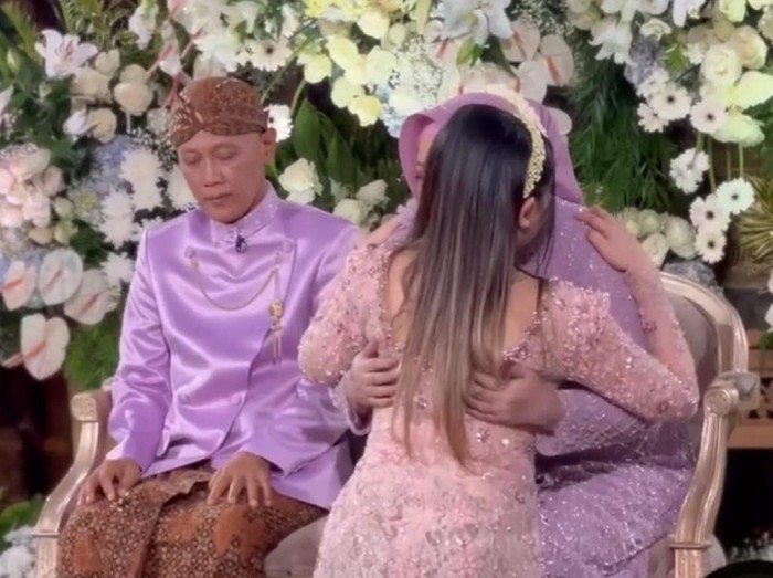 Via Vallen Siraman Jumat (15/7/2022), Via Vallen akan menikah dengan Chevra Yolandi. Hari ini, Via menjalani prosesi siraman di Desa Kali Tengah, Kecamatan Tanggulangin, Sidoarjo.
