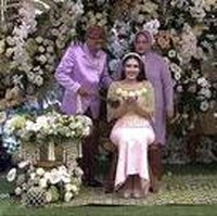 Via Vallen menjalani tradisi siraman yang dilakukan kedua orang tua dan bibinya. Orang tua Via yang berbaju ungu tampak terharu mengantar putri mereka dinikahi pria pilihannya.Foto: Instagram @indosiar