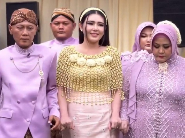 Jumat (15/7/2022), Via Vallen akan menikah dengan Chevra Yolandi. Hari ini, Via menjalani prosesi siraman di Desa Kali Tengah, Kecamatan Tanggulangin, Sidoarjo.