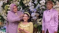 Via Vallen menjalani prosesi siraman/Foto: Istimewa (dok. Sayogo Incorporated)