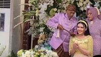 Via Vallen tersenyum saat menjalani prosesi siraman/Foto: Istimewa (dok. Sayogo Incorporated)