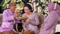 Via Vallen disuapi sang ayah sebelum menjalani prosesi siraman/Foto: Istimewa (dok. Sayogo Incorporated)