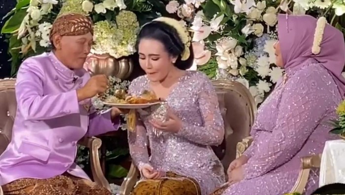 Jumat (15/7/2022), Via Vallen akan menikah dengan Chevra Yolandi. Hari ini, Via menjalani prosesi siraman di Desa Kali Tengah, Kecamatan Tanggulangin, Sidoarjo.