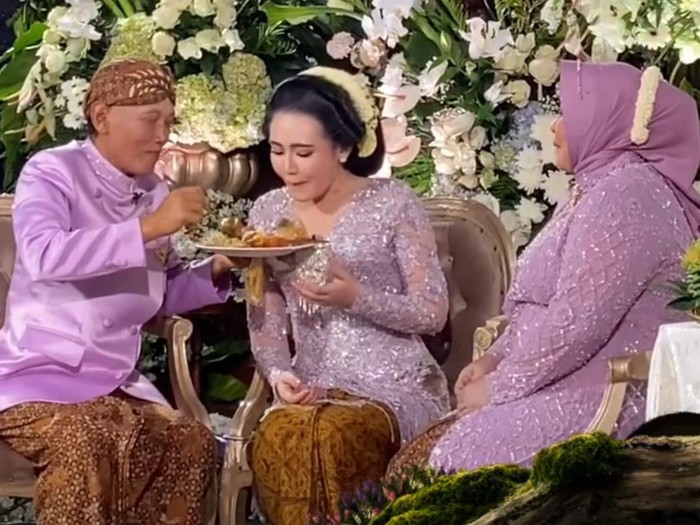 Jumat (15/7/2022), Via Vallen akan menikah dengan Chevra Yolandi. Hari ini, Via menjalani prosesi siraman di Desa Kali Tengah, Kecamatan Tanggulangin, Sidoarjo.