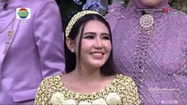 Setelah menggelar pengajian, prosesi jelang pernikahannya yang berlangsung besok dilanjutkan dengan siraman. Ia pun berganti pakaian dengan yang bernuansa tradisional.Foto: Instagram @indosiar