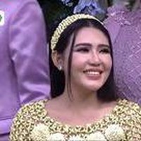 Setelah menggelar pengajian, prosesi jelang pernikahannya yang berlangsung besok dilanjutkan dengan siraman. Ia pun berganti pakaian dengan yang bernuansa tradisional.Foto: Instagram @indosiar