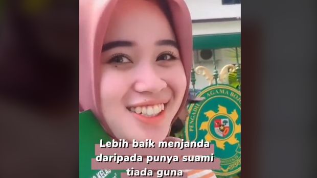 Viral wanita yang menunjukkan surat akta cerai.