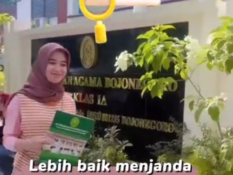 Viral wanita yang menunjukkan surat akta cerai.
