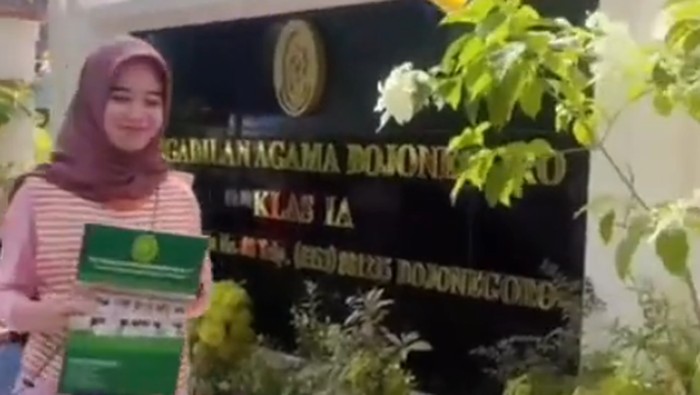 Viral wanita yang menunjukkan surat akta cerai.