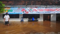 Menurut kepala desa setempat, akibat intensitas hujan yang tinggi serta banyaknya sampah yang menyumbat aliran Sungai Dawe tersebut menyebabkan kurang lebih 500 rumah dan jalan utama di desa itu terdampak.