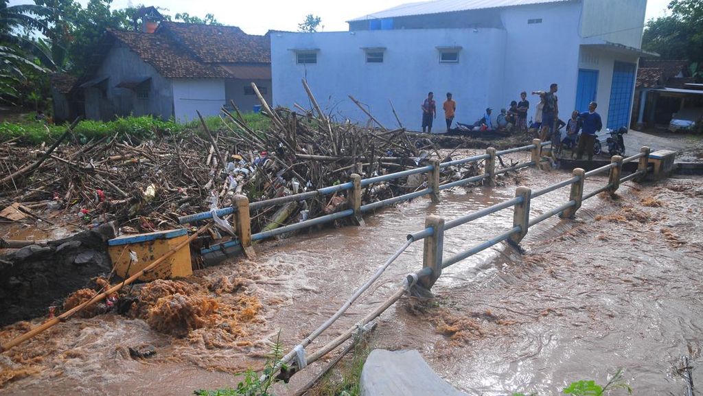 Waduh, Sampah yang Menumpuk di Sungai Bikin Desa Ini Kebanjiran