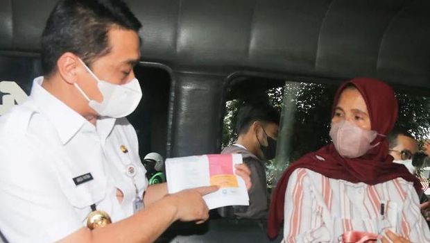 Wagub DKI Jakarta Ahmad Riza Patria jajal naik angkot di Stasiun Tebet. Dia sempat memberi penyuluhan kepada sopir hingga berbincang dengan para penumpang (Instagram @arizapatria)