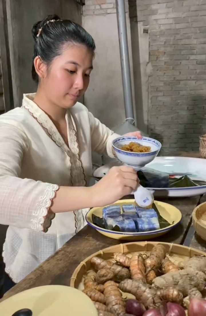 Wanita Malaysia Ini Disangka Orang Indonesia Gegara Berkebaya Sambil Masak