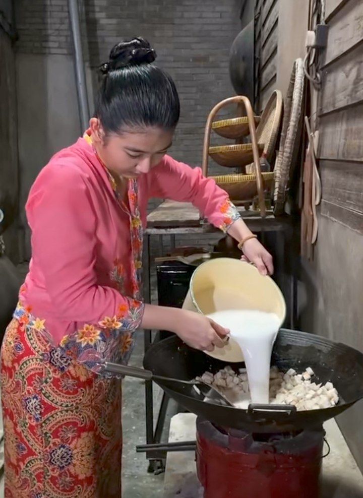 Wanita Malaysia Ini Disangka Orang Indonesia Gegara Berkebaya Sambil Masak