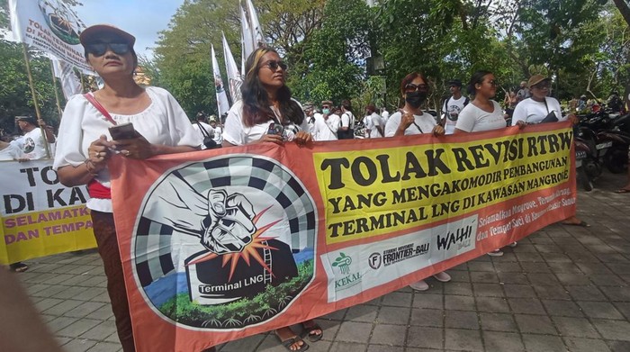 Warga Desa Adat Intaran menggeruduk Kantor Gubernur Bali, Kamis (14/7/2022). Mereka menolak lokasi pembangunan terminal LNG yang rencananya dibangun di kawasan mangrove.