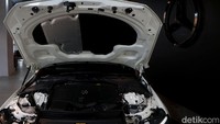 MBDI menjelaskan, Mercedes-Benz C200 Avantgarde Line menggendong mesin 4 silinder segaris berkapasitas 1.496 cc. Dengan sistem EQ Boost, mobil ini mampu menyemburkan tenaga maksimal hingga 204 daya kuda pada 5.800-6.100 rpm dengan torsi maksimal 300 Nm pada 1.800-4.000 rpm. 