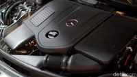 Sementara Mercedes-Benz C 300 AMG Line hadir dengan mesin yang lebih besar, yaitu mesin 1.999 cc 4 silinder segaris bertenaga maksimal 258 daya kuda pada 5.500 rpm-5.800 rom dengan torsi maksimal 400 Nm pada 2.000-3.200 rpm.  