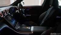 Di dalamnya, mobil ini punya legroom lebih besar 3 cm, headroom naik 1 cm berkat bodi lebih panjang dan bentuk jok yang baru.