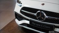 Secara eksterior, tampilan C 300 AMG Line lebih segar dengan radiator grille with Mercedes-Benz pattern. Kisi-kisi radiator kini berbentuk bintang ala logo Mercy.
