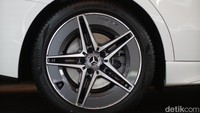 Velgnya pun unik untuk C 300 AMG Line dengan velg AMG 5-spoke light alloy wheels.   
