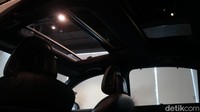 Selain itu, C 300 AMG Line juga memiliki aksesori yang menambah kesan sporty seperti side skirt, dan punya panoramic sliding sunroof. Sementara C 200 AVA Line memiliki grille vertikal. C 200 AVA Line dibekali velg light alloy 5-spoke.