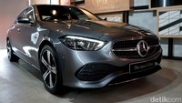 Mercedes-Benz C-Class generasi terbaru ini sudah bisa dipesan. Harganya, untuk C 200 Avantgarde Line mulai dari Rp 970 juta off the road. Sementara Mercedes-Benz C 300 AMG Line sedikit lebih mahal, Rp 1,095 miliar off the road.