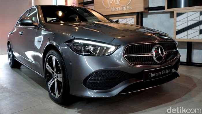 PT Mercedes-Benz Distribution Indonesia luncurkan sedan C-Class terbaru di Indonesia. Mercedes-Benz C-Class generasi terbaru ini dijual mulai Rp 900 jutaan.