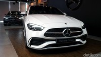 MBDI menghadirkan dua varian C-Class terbaru. Pertama adalah Mercedes-Benz C 200 Avantgarde Line dan kedua Mercedes-Benz C 300 AMG Line. Perbedaan kedua mobil ini ada pada tampilan dan mesinnya.
