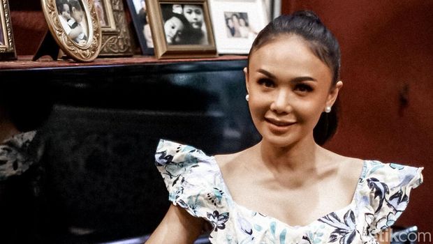 Foto-foto Yuni Shara saat melakukan sesi wawancara dengan tim detikHot.