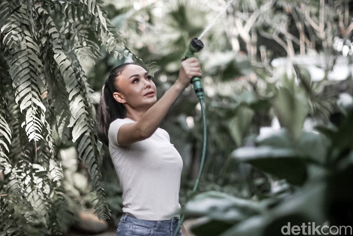 Foto-foto Yuni Shara saat melakukan sesi wawancara dengan tim detikHot.
