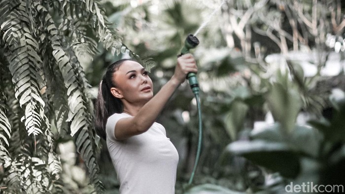 Foto-foto Yuni Shara saat melakukan sesi wawancara dengan tim detikHot.