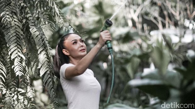 Foto-foto Yuni Shara saat melakukan sesi wawancara dengan tim detikHot.