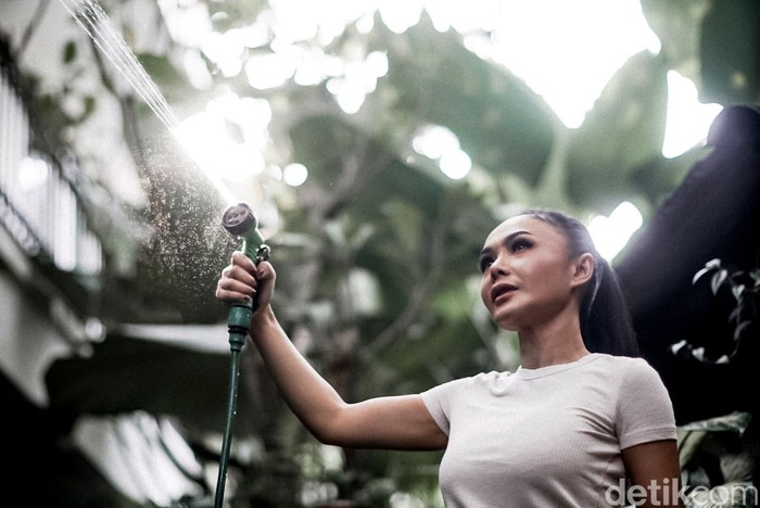 Foto-foto Yuni Shara saat melakukan sesi wawancara dengan tim detikHot.