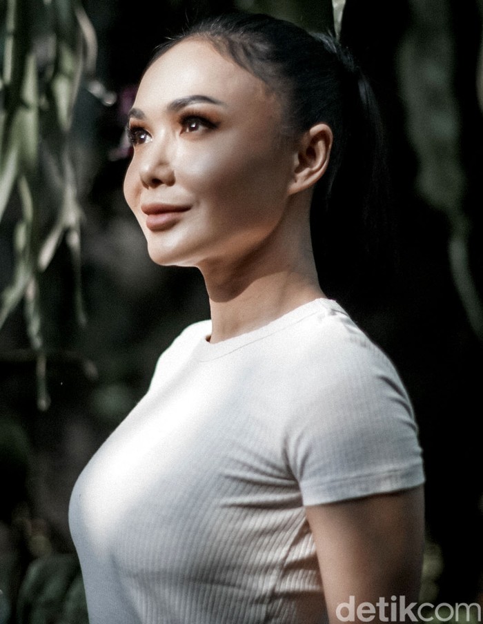 Yuni Shara Foto-foto Yuni Shara saat melakukan sesi wawancara dengan tim detikHot.