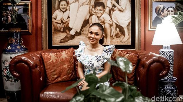 Foto-foto Yuni Shara saat melakukan sesi wawancara dengan tim detikHot.