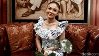 Dua kali menikah, kini menjanda selama 14 tahun terakhir, Yuni Shara berdiri di atas perasaannya sendiri untuk waktu yang cukup lama. Foto: Grandyos Zafna