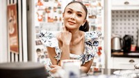 Bicara pekerjaan, pemilik nama asli Wahyu Setyaning Budi itu tercatat aktif di beberapa hal. Menyanyi, jualan barang-barang fashion secara online, termasuk barang bekas milik pribadinya. Serta pekerjaan kantoran yang enggan dia jelaskan. Foto: Grandyos Zafna
