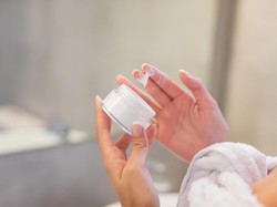 7 Kandungan Cream Penghilang Flek Hitam usia 40 Tahun ke Atas