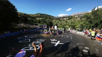Coretan di aspal jalanan menunjukkan dukungan terhadap tim atau individu pebalap. (Michael Steele/Getty Images)