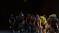 Jonas Vingegard melaju di tengah peloton pada etape 12 pada etape TDF 2022, Kamis (14/7/2022). (Michael Steele/Getty Images)