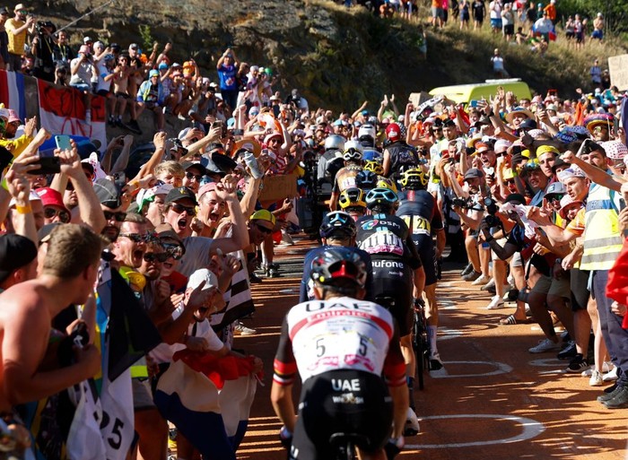 1241898711 The pack of riders cycles in the final kilometers of the 12th stage of the 109th edition of the Tour de France cycling race, 165,1 km between Briancon and L'Alpe-d'Huez, in the French Alps, on July 14, 2022. (Photo by Etienne GARNIER / POOL / AFP) (Photo by ETIENNE GARNIER/POOL/AFP via Getty Images)