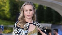 Belum lama menyelesaikan syuting The Marvels, otot perut Brie Larson rupanya masih terlihat. (Foto: Laurent Viteur/Getty Images) 