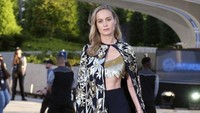 Busana yang dia kenakan mengekspos bagian perut Brie Larson. (Foto: Laurent Viteur/Getty Images) 