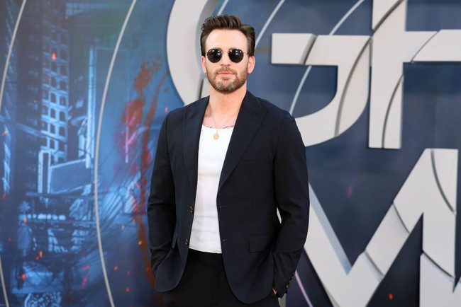 Chris Evans pernah dicampakkan di hari paling berkesan dalam hidupnya. Pria Terseksi di 2022 ini bercerita diputuskan kekasihnya di pesta prom night. “Dia mencampakkanku saat prom, saya sangat sedih kala itu,” ujarnya. Foto: Getty Images for Netflix/Leon Bennett