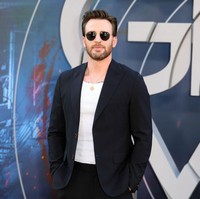 Chris Evans pernah dicampakkan di hari paling berkesan dalam hidupnya. Pria Terseksi di 2022 ini bercerita diputuskan kekasihnya di pesta prom night. “Dia mencampakkanku saat prom, saya sangat sedih kala itu,” ujarnya. Foto: Getty Images for Netflix/Leon Bennett